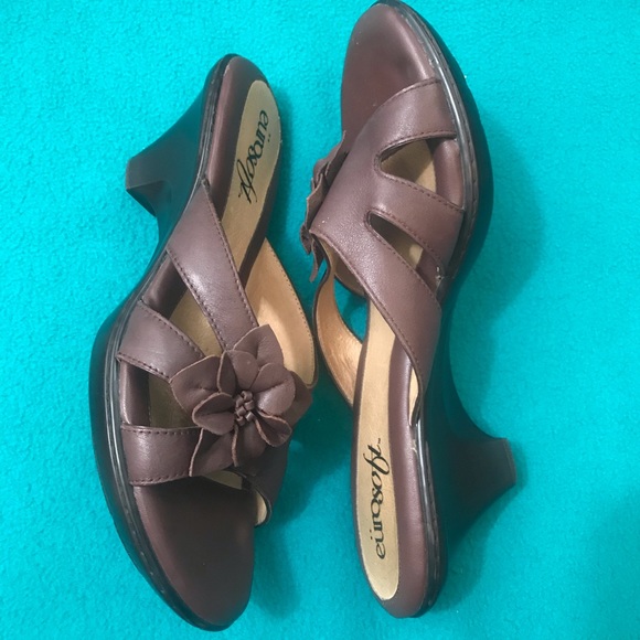 EuroSoft Brown Slide Mule w Leather Rose Detail 10 - Picture 4 of 8